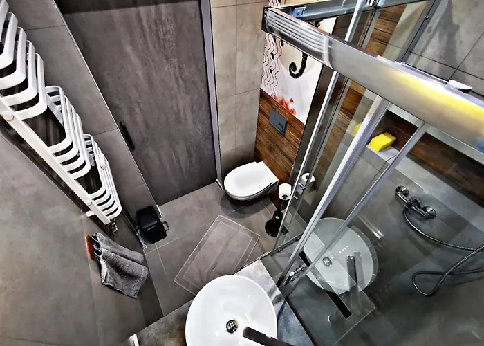 Big And Sunny Klimt Apt With Super King Size Bed, Comfy Office, 3 Beds 6 Person