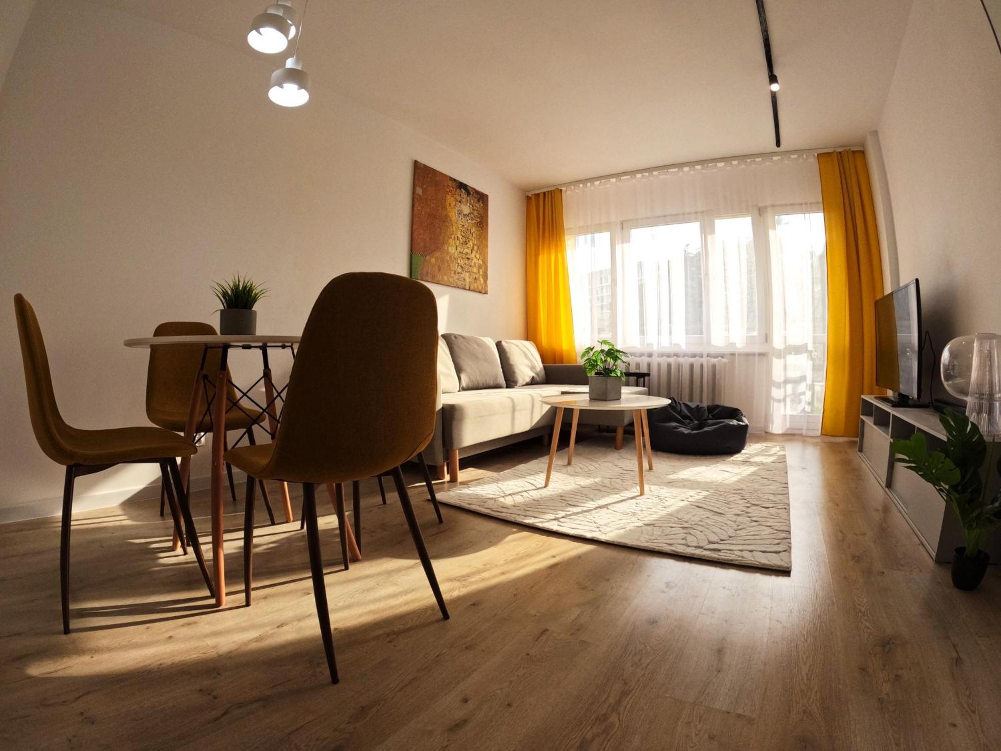Big And Sunny Klimt With Super King Size Bed, Comfy Office, 3 Beds 6 Person Apartmán Katovice