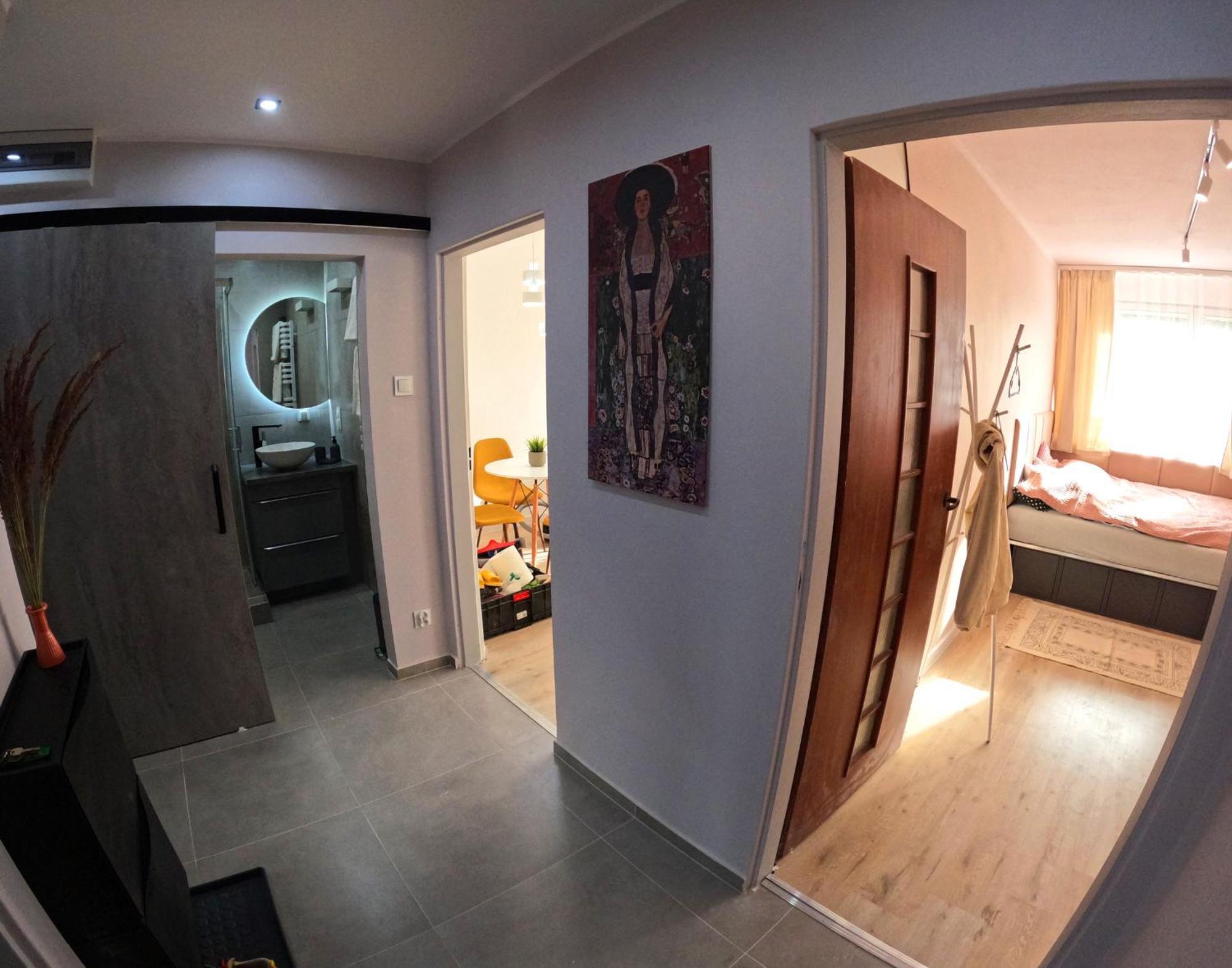 Big And Sunny Klimt With Super King Size Bed, Comfy Office, 3 Beds 6 Person *
