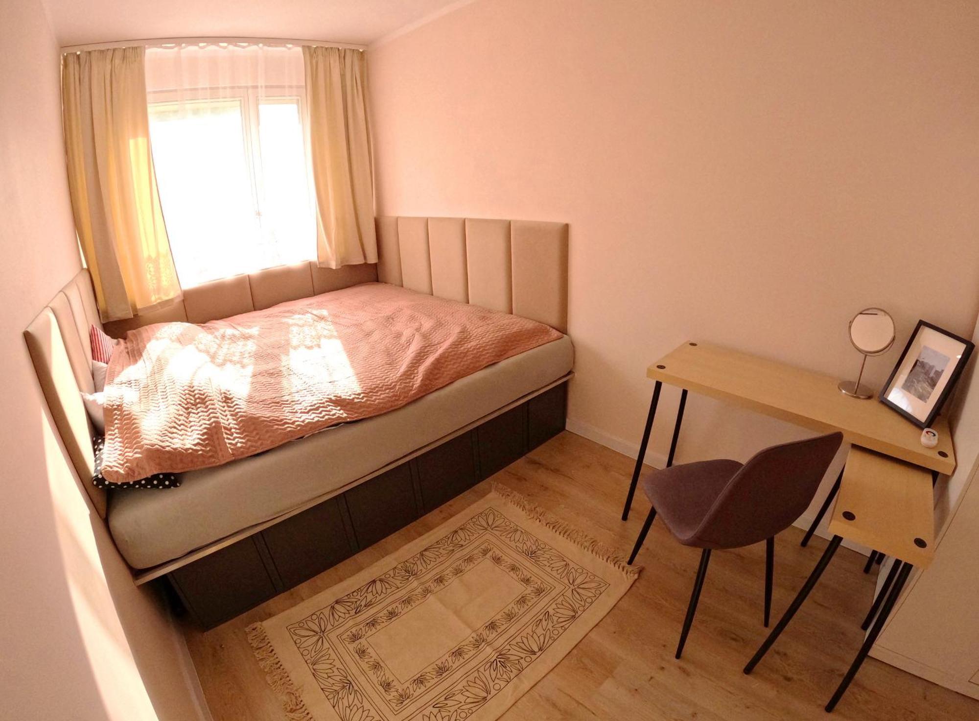 Apartmán Big And Sunny Klimt With Super King Size Bed, Comfy Office, 3 Beds 6 Person Katovice