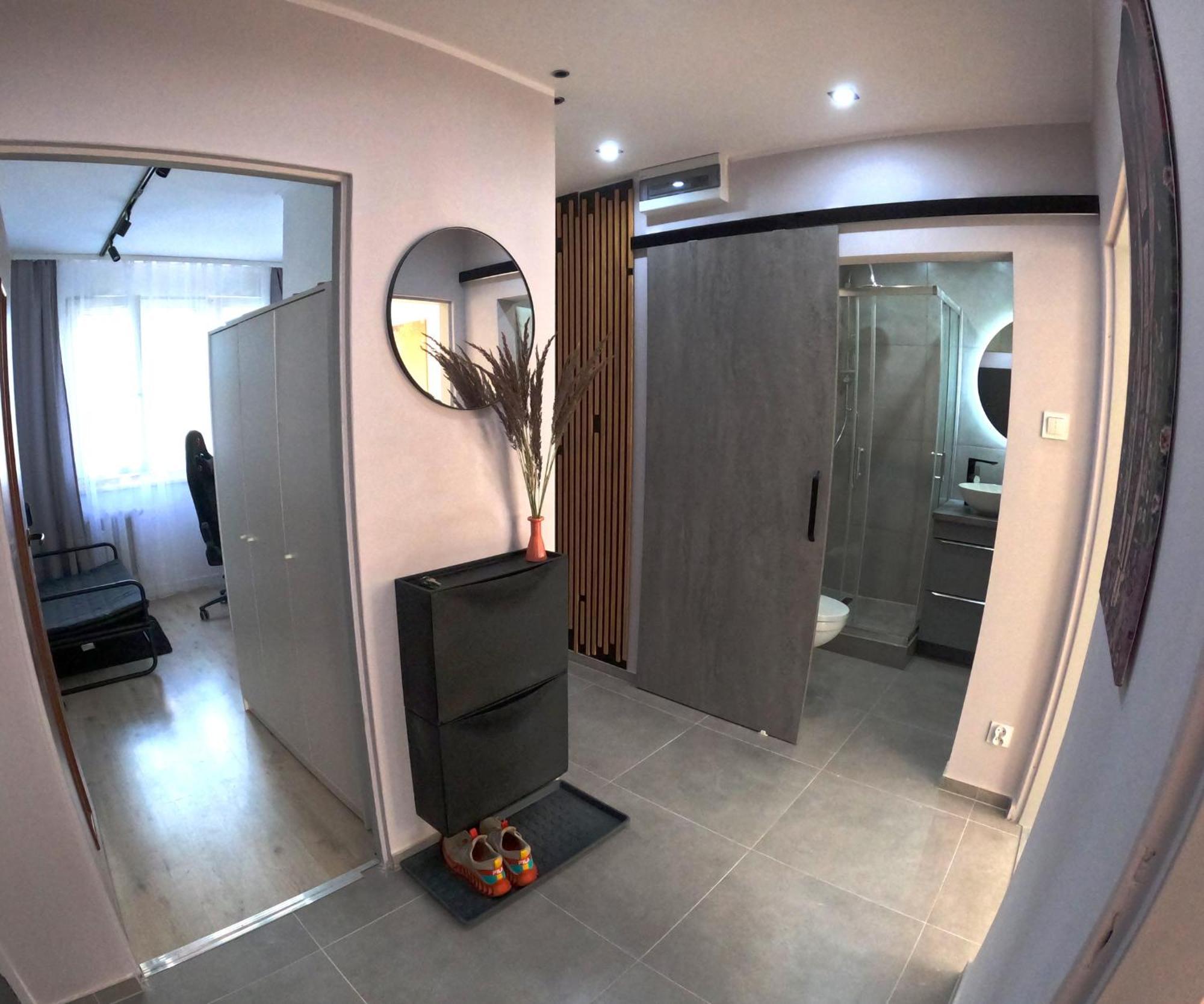 Apartmán Big And Sunny Klimt With Super King Size Bed, Comfy Office, 3 Beds 6 Person Katovice