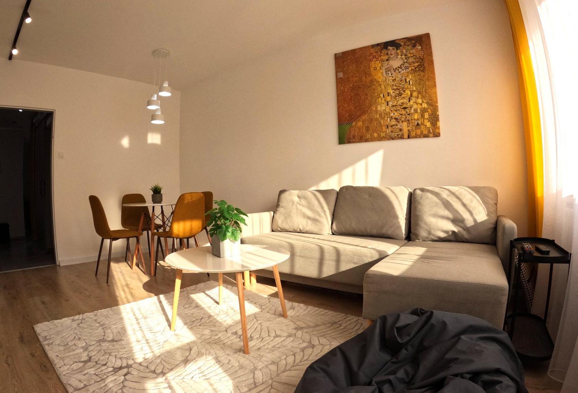 Big And Sunny Klimt With Super King Size Bed, Comfy Office, 3 Beds 6 Person